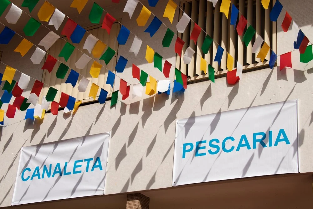 Placas com nomes de brincadeiras típicas de Festa Junina